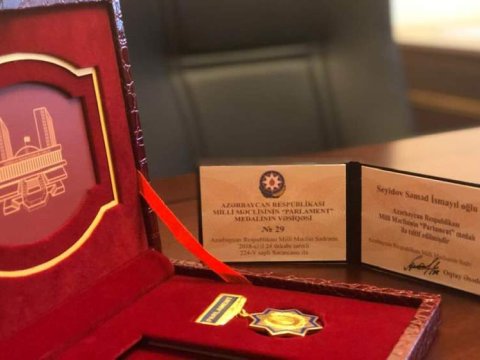 Deputatlara “Parlament” medalı verildi   