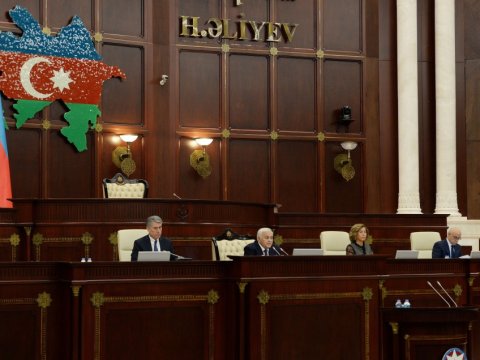 Milli Məclisdə “Azərbaycan parlamentarizmi tarixi” kitabı təqdim olundu