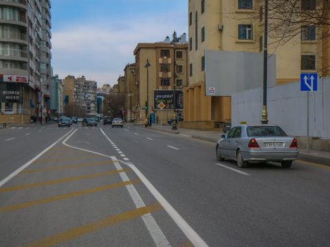 Bakının iki k&uuml;&ccedil;əsində svetofor 3 fazalı vaxt rejimində təşkil ediləcək