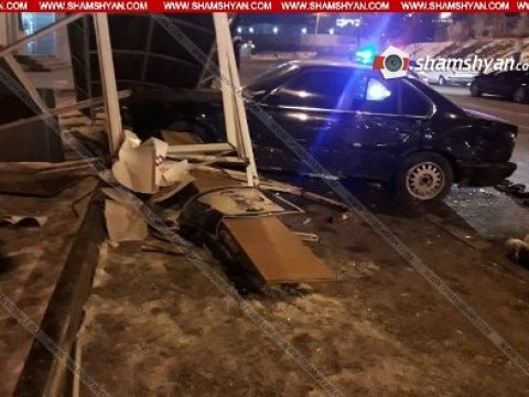 Ermənistanda avtomobil dayanacağa &ccedil;ırpıldı: 4 yaralı