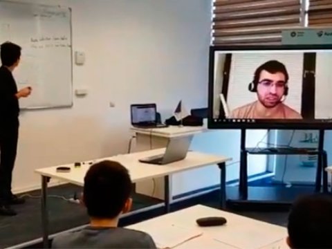 Azərbaycanlı müəllim gecə saat 4-də şagirdlərə dərs keçdi - VİDEO