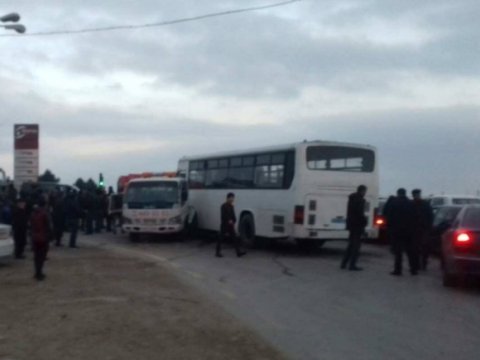 Bakıda evakuator sərnişin avtobusu ilə toqquşdu: 2 yaralı