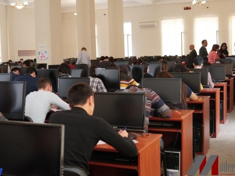 Jurnalistlər və ekspertlər UNEC-də imtahanları izlədi - FOTOLAR