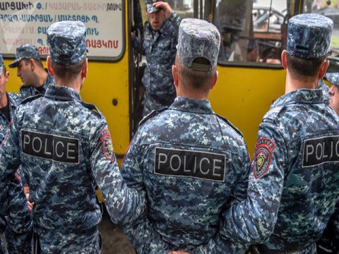 Ermənistanda çağırışçıları daşıyan avtobusa hücum oldu – VİDEO