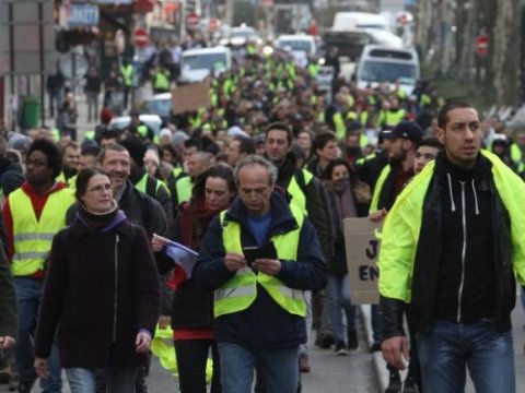 &ldquo;Sarı jiletlilər&rdquo;in aksiyasına 32 min insan qatıldı