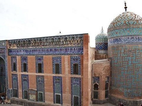 Gəncləri Azərbaycanda etiraza &ccedil;ağıran imamdan geri addım