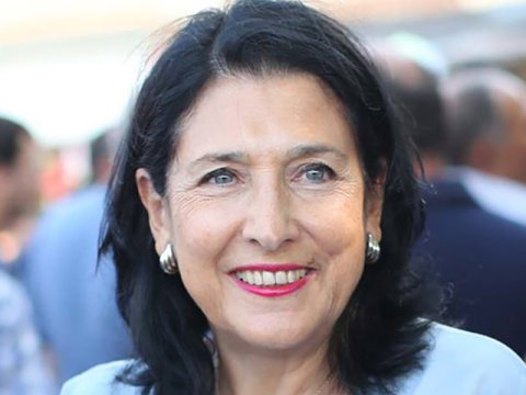 Gürcüstan prezidenti maaşından niyə imtina edib...   