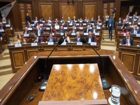 Paşinyanın blokundan olan deputat mandatından imtina etdi 