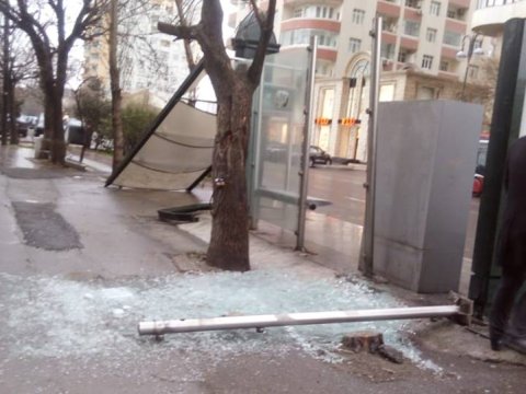 Bakıda külək dayanacağı dağıtdı - FOTOLAR