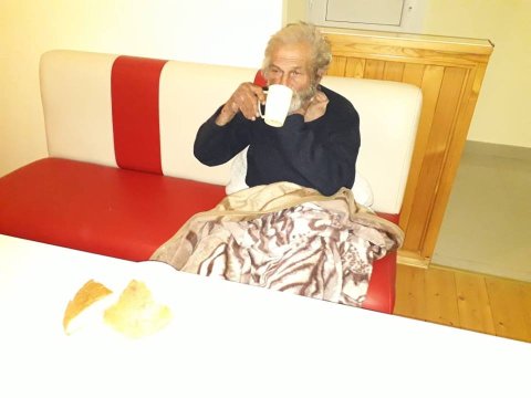 Bakıda polis kimsəsiz şəxsi sığınacağa apardı - FOTO