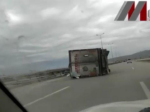 Güclü külək iki yük maşınını aşırdı - VİDEO