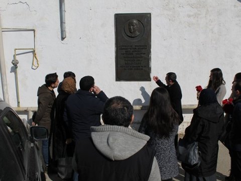 Rəsulzadənin barelyefini oğurlayanlar tutuldu - Modern.az-ın ictimailəşdirdiyi HADİSƏ - FOTO
