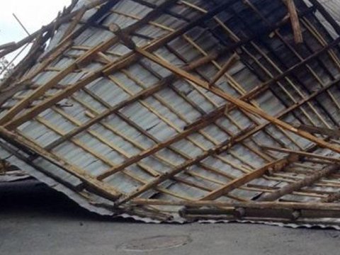 Külək Bakıdakı bu məktəbələrə ziyan vurdu - SİYAHI  