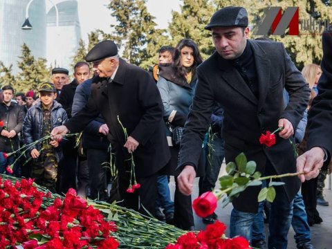 Xalq şəhidlərin xatirəsini ehtiramla yad edir - FOTO-VİDEO