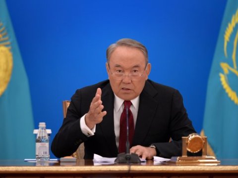 Prezident nazirləri bahalı kostyumlardan imtina etməyə çağırdı