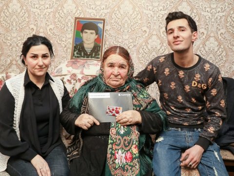 Yaşlı şəhid vərəsələrinin &ouml;dəmə kartları &uuml;nvanlarında verildi
