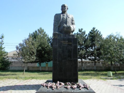 Gürcüstanın tanınmış politoloqu: “Nəriman Nərimanovun büstü parkda qalmalıdır” 