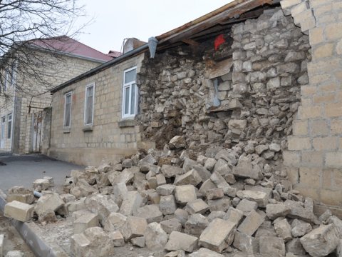 Baş direktor: “Dağılan binalar keyfiyyətsiz tikilib”