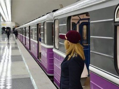 Bakı metrosunda problem yarandı &ndash; hər stansiyada 3-5 dəqiqə g&ouml;zləyiblər
