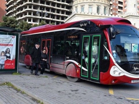 Minik avtomobili &ldquo;BakuBus&rdquo; avtobusuna &ccedil;ırpıldı &ndash; 1 nəfər ağır yaralandı