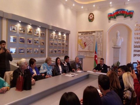 Xocalıda hər iki valideynini itirənlər “Srebrenitsa anaları” ilə görüşdülər