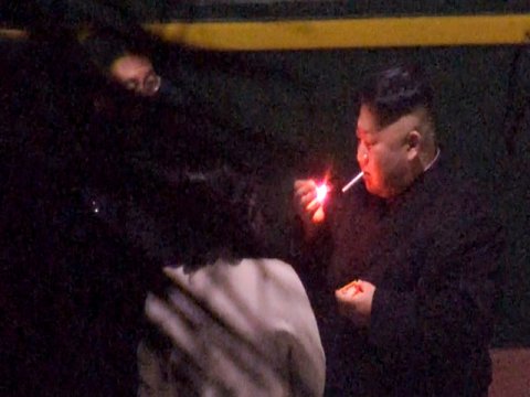&nbsp;Şimali Koreya lideri siqaret &ccedil;əkən anda yaxalandı &ndash; FOTO