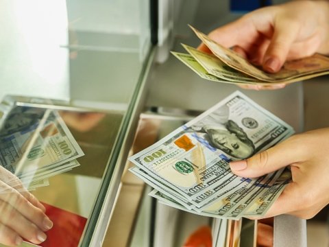 Güzəştlər təkcə dollar kreditlərinə şamil edilməyəcək - Manatla borcu olanlara ŞAD XƏBƏR
