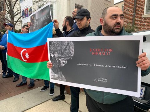 Azərbaycanlı gənclər Vaşinqtondakı Ermənistan səfirliyi önündə erməniləri məyus etdilər - FOTOLAR