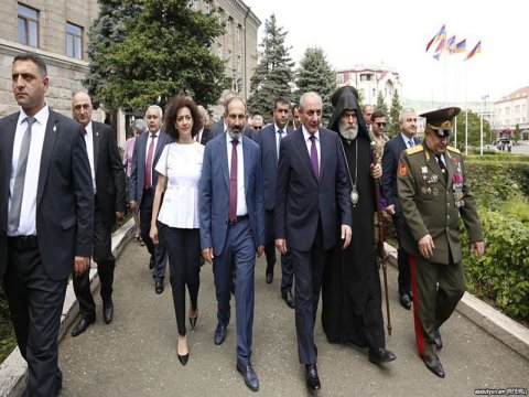 Ermənistanda &ldquo;hayastanlı-qarabağlı m&uuml;naqişəsi&rdquo; &ndash; Paşinyan qələbəni bayram edir
