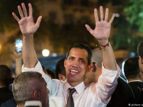 M&uuml;vəqqəti prezident &ouml;lkəsinə qarşı sanksiyalar tələb etdi