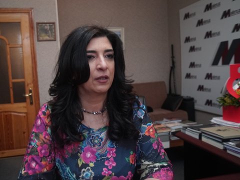 Qalstuksuz həmsöhbət - Deputat Kamilə Əliyeva: “15 ildir çay içmirəm” - LAYİHƏ - VİDEO