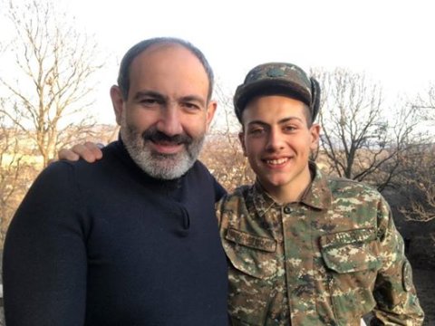 Paşinyan Qarabağda əsgər oğluna baş çəkdi - FOTO  