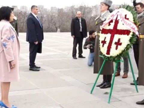 Zurabişvili qondarma soyqırımı abidəsini ziyarət etdi