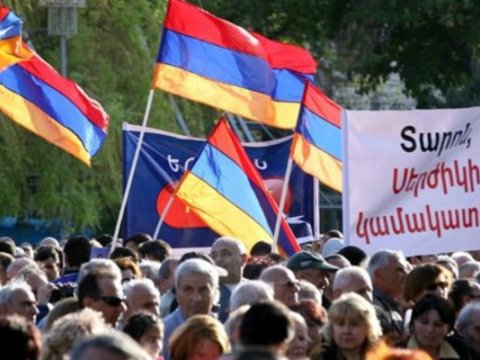 Ermənistanda lombard işçiləri etiraz aksiyası keçirir