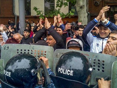 Ermənistanda “məxməri inqilab”dan sonra ilk toqquşma - Saxlanılanlar var