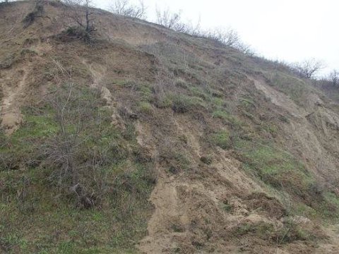 Ağsuda torpaq sürüşdü – yol bağlandı