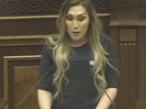 Ermənistan parlamentində transgenderin &ccedil;ıxışı qalmaqal yaratdı - VİDEO
