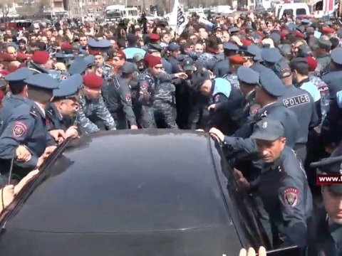 Yerevanda polislə etiraz&ccedil;ılar &uuml;z-&uuml;zə gəldi - FOTOLAR