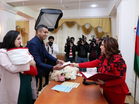 10 milyonuncu vətəndaşa doğum haqqında şəhadətnamə verildi - FOTOLAR  &nbsp;