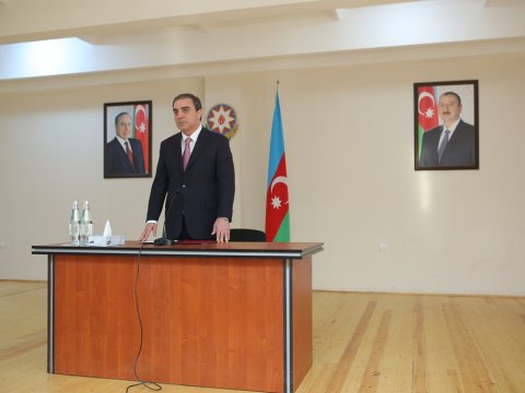 Niyazi Bayramov sakinləri dinlədi