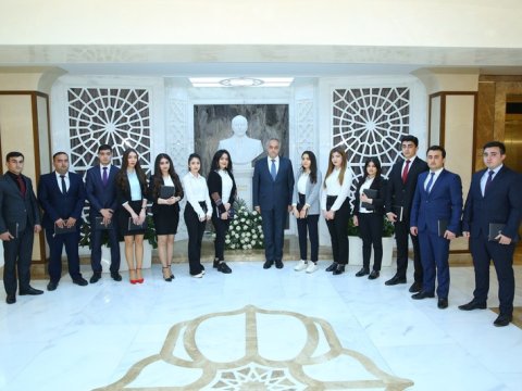 Binəqədi icra başçısı könüllülərlə görüşdü