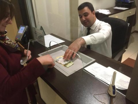 Problemli kreditlərə görə ilk kompensasiyanı bu müştəri aldı – FOTO 