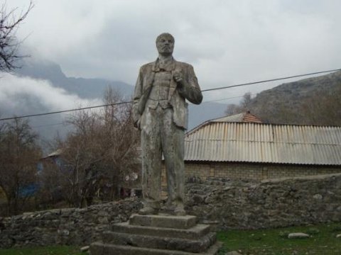 Leninin Azərbaycandakı sonuncu heykəlini niyə yıxdılar?