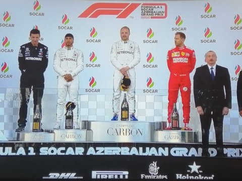 Formula 1-in qalibinə kuboku İlham Əliyev təqdim etdi