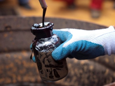 Dünya bazarında neft ucuzlaşır