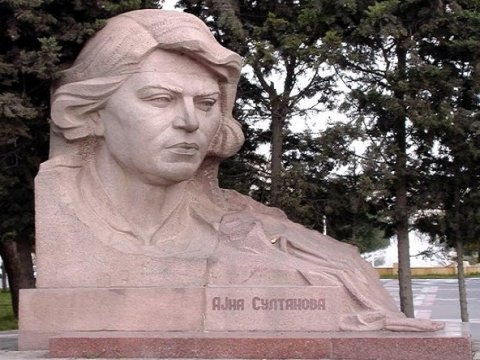 İcra Hakimiyəti: “Ayna Sultanovanın heykəli götürülə bilməz”