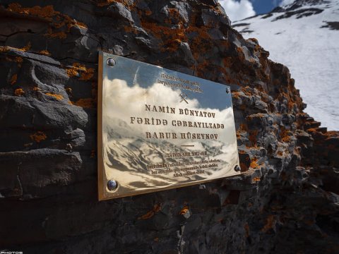 Qar uçqununda ölən üç alpinistin xatirəsi əbədiləşdirildi
