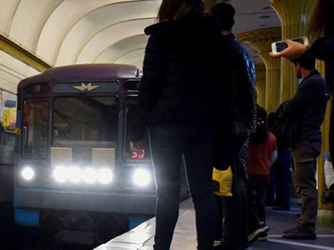 Metroda işıqlar söndü, sərnişinlər qatarlardan düşürdüldü - TƏŞVİŞ 