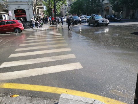 Bakının mərkəzində su borusu partladı – piyadaların hərəkəti çətinləşdi - VİDEO