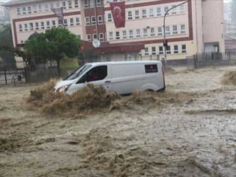 Jurnalisti axtaran iki hərbçini sel apardı